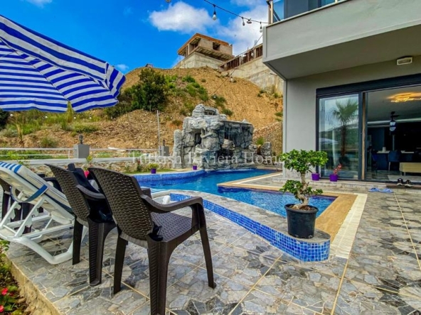 5-ти комнатная вилла с видом на горы с частным бассейном в районе Каргыджак, Алания