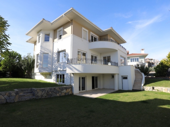 Отдельно стоящие трёхэтажные элитные виллы 5+2 в районе Бейликдюзю, в Стамбуле